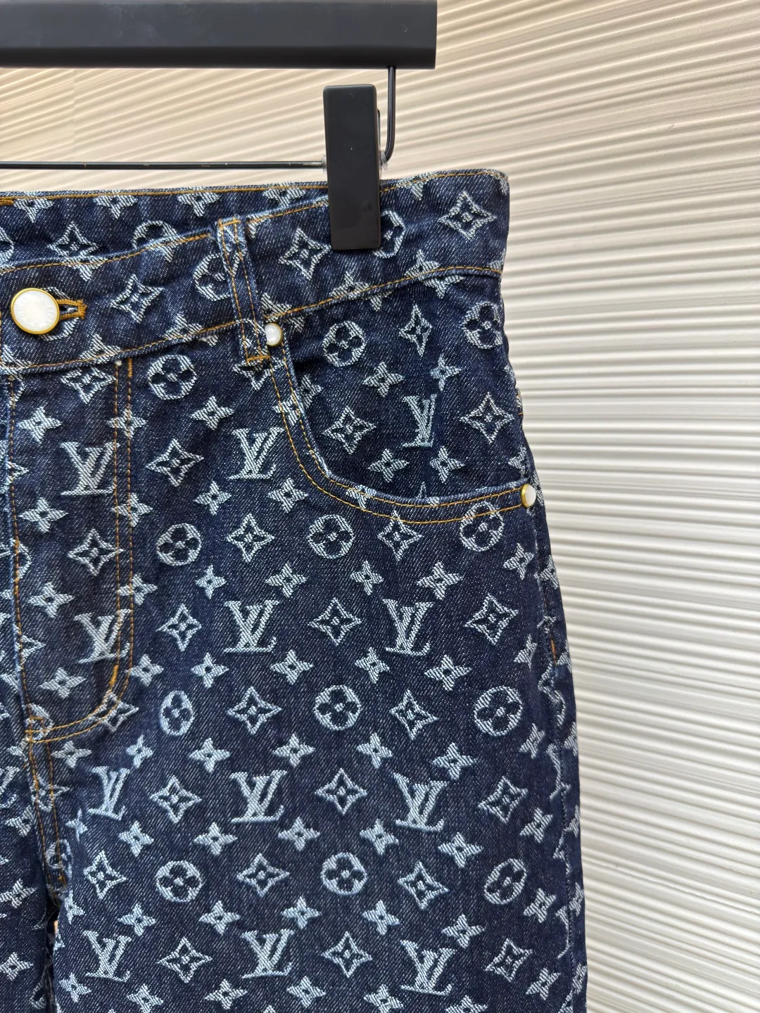 LOUIS VUITTON presbyopic all-over printed jeans ●Authentic product: Purchased and developed by 16639 ●Item number: 1680009-B35 ●Fabric: Denim denim fabric ●Technology: Jacquard production ●Version: Fitted version ●Weight: about 850 grams ●Size: 30-32-34-36 ●Description: The fabric is made of denim, full of Monogram jacquard pattern, and is decorated with hot-drilling technology to form the brand's classic pattern. The waist is made of old flocked leather tags, and the hardware is molded. The overall routing is straight and delicate. The fabric is comfortable and soft, and the color is consistent without color difference. It can be matched with the same style to create a fashionable look and control various occasions. Customized accessories, complete with three standards, same style for men and women.